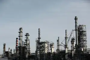 Anwendung der Stretchfolienanlage halbautomatisch in der Industrie für Rohstoffe