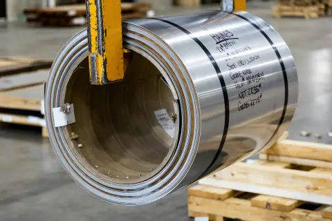 Toepassing van de Industriële stretchfolie productielijn bij de verpakking van metalen rollen