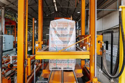 Toepassing van 3-laags Industriële stretchfolie productielijn bij het verpakken van glazen flessen