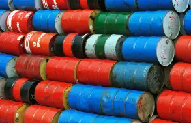 Application de la Ligne de production de film étirable à 3 couches dans l'emballage de fûts de produits chimiques