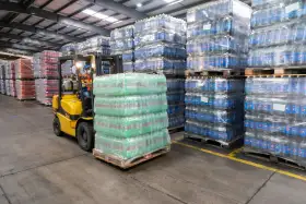 Aplikasi Lini Produksi Stretch Film 5 Lapis dalam Pengemasan Palet Air Minum Dalam Kemasan