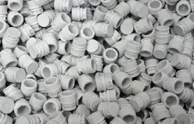 Application de la ligne de production de film étirable à 2 couches dans l'emballage de pièces en plastique