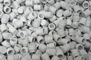Application de la ligne de production de film étirable à 2 couches dans l'emballage de pièces en plastique