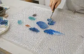 Línea de producción de plástico burbuja: Uso de film alveolar como alfombrilla para mezclar laca