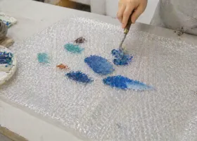 Linha de produção de plástico bolha: Uso de filme de bolha como tapete para mistura de laca