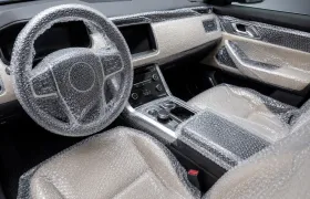 Protección de Superficies para Piezas de Interior Automotriz Mediante la Línea de Producción de Plástico Burbuja
