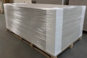 Wie eine Industrielle Stretchfolienanlage Gipskartonplatten beim Transport Sicher Fixiert